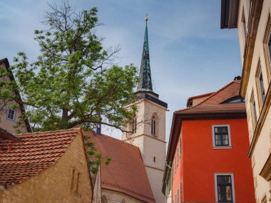 Avrupa 'ya bahar gezisi. Seyahat ve Alman turistik yerleri. Erfurt 'ta bir yerlerde ilginç antik kuleler ve ortaçağ evlerinin cepheleri