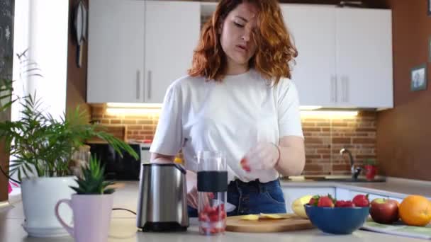 Jeune Femme Maison Dans Cuisine Faire Smoothie Aux Fruits Belle Vidéo De Stock Libre De Droits