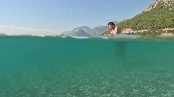 Seesommerlandschaft Reise Und Ferienkonzept Seitenansicht Eines Jungen Mannes Der Unter — Stockvideo