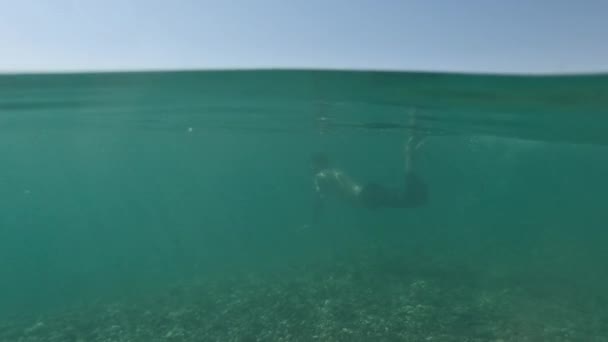 海の夏の風景 旅行と休日のコンセプト 水中を泳いでいる若者の側面 アンタルヤ トルコ海岸 地中海 — ストック動画