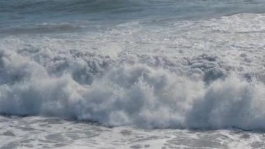 Akdeniz, Konyaalti, Antalya ve Türkiye 'de güçlü dalgalar hakim. Fırtınalı dalgalar köpüklü köpüklü deniz, mavi gökyüzü.