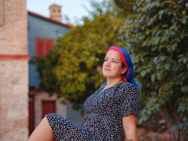 Antalya 'da yaz yürüyüşü. Renkli saçlı ve elbiseli bir kadın tarihi sokaklarını incelikle keşfediyor. Geçmiş ve şimdiki zamanı uyumlu hale getiren görsel senfoni yaratmak.