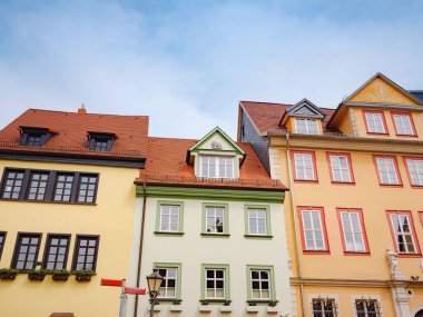 Avrupa 'ya bahar gezisi. Seyahat ve Alman turistik yerleri. Erfurt 'ta bir yerlerde eski tarihi evlerin dış görünüşü geleneksel yarı keresteli evler sıcacık ve peri kuyruğu modunda.