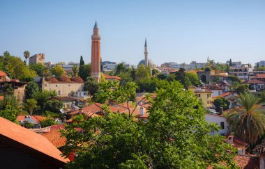 Antalya, Türkiye 'ye yaz yolculuğu. Eski Kalechi kasabası, Antalya Eski Kasabası, Akdeniz, eski güzel evler ve Ivli minaresi panoramik manzarası