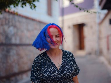 Antalya 'da yaz yürüyüşü. Renkli saçlı ve elbiseli bir kadın tarihi sokaklarını incelikle keşfediyor. Geçmiş ve şimdiki zamanı uyumlu hale getiren görsel senfoni yaratmak.