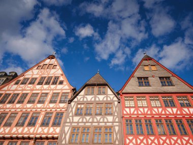 Avrupa 'ya bahar gezisi. Güzel eski Alman şehirleri, seyahat ve Alman turistik yerleri. Frankfurt 'ta bir yerlerde eski tarihi evlerin cephesine manzara