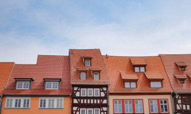 Avrupa 'ya bahar gezisi. Seyahat ve Alman turistik yerleri. Erfurt 'ta bir yerlerde eski tarihi evlerin dış görünüşü geleneksel yarı keresteli evler sıcacık ve peri kuyruğu modunda.