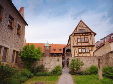 Avrupa 'ya bahar gezisi. Seyahat ve Alman turistik yerleri. Erfurt 'ta bir yerlerde eski tarihi evlerin dış görünüşü geleneksel yarı keresteli evler sıcacık ve peri kuyruğu modunda.