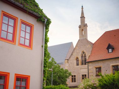 Avrupa 'ya bahar gezisi. Seyahat ve Alman turistik yerleri. Erfurt 'ta bir yerlerde ilginç antik kuleler ve ortaçağ evlerinin cepheleri