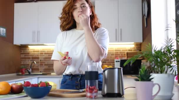Νεαρή Γυναίκα Στο Σπίτι Στην Κουζίνα Κάνει Smoothie Φρούτων Όμορφη Πλάνα Αρχείου