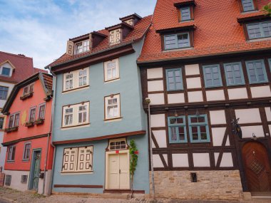 Avrupa 'ya bahar gezisi. Seyahat ve Alman turistik yerleri. Erfurt 'ta bir yerlerde eski tarihi evlerin dış görünüşü geleneksel yarı keresteli evler sıcacık ve peri kuyruğu modunda.