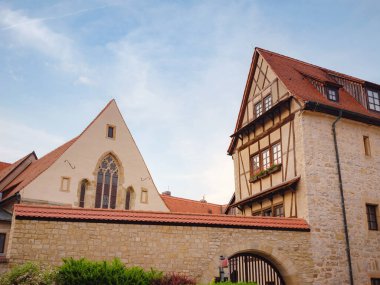 Avrupa 'ya bahar gezisi. Seyahat ve Alman turistik yerleri. Erfurt 'ta bir yerlerde eski tarihi evlerin dış görünüşü geleneksel yarı keresteli evler sıcacık ve peri kuyruğu modunda.