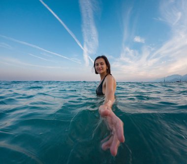 Denizde tropik tatil cennetinde bir kadın. Türk deniz kıyısında yaz tatili, Lycian Yolu 'nda plajlar, Türk Rivierası. Asyalı dişi su altı ve turkuaz okyanus çevresi.
