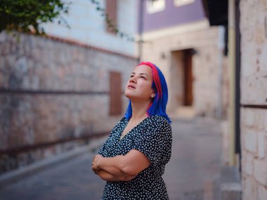 Antalya 'da yaz yürüyüşü. Renkli saçlı ve elbiseli bir kadın tarihi sokaklarını incelikle keşfediyor. Geçmiş ve şimdiki zamanı uyumlu hale getiren görsel senfoni yaratmak.