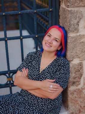 Antalya 'da yaz yürüyüşü. Renkli saçlı ve elbiseli bir kadın tarihi sokaklarını incelikle keşfediyor. Geçmiş ve şimdiki zamanı uyumlu hale getiren görsel senfoni yaratmak.