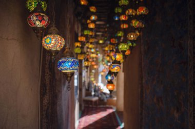 Dubai 'deki eski tarihi bölge. Renkli Arapça hediyelik eşya dükkanında Doğu Arapça renkli cam kolye lambaları..