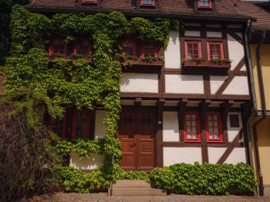 Avrupa 'ya bahar gezisi. Seyahat ve Alman turistik yerleri. Erfurt 'ta bir yerlerde eski tarihi evlerin dış görünüşü geleneksel yarı keresteli evler sıcacık ve peri kuyruğu modunda.