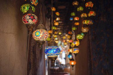 Dubai 'deki eski tarihi bölge. Renkli Arapça hediyelik eşya dükkanında Doğu Arapça renkli cam kolye lambaları..