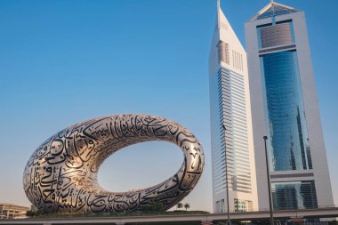 Dubai, BAE - 16 Ocak 2024: Şeyh zayed yolundan Geleceğin Dubai Müzesi. Modern fütüristik müze mimar Shaun Killa tarafından tasarlandı. Şehir manzarası silüeti.