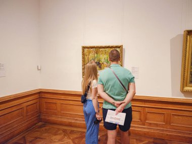 Wien, Avusturya - 28 Temmuz 2023: Belvedere Sarayı iç dekorasyonları. Barok sarayı. Saray 'ın müze odalarında ziyaretçiler.