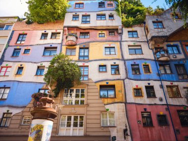 Wien, Avusturya - 28 Temmuz 2023: Hundertwasser Haus Viyana, Avusturya. Viyana şehir merkezinde bir apartmanın renkli dekore edilmiş dış görünüşü.