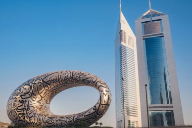 Dubai, BAE - 16 Ocak 2024: Şeyh zayed yolundan Geleceğin Dubai Müzesi. Modern fütüristik müze mimar Shaun Killa tarafından tasarlandı. Şehir manzarası silüeti.
