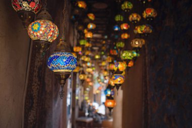 Dubai 'deki eski tarihi bölge. Renkli Arapça hediyelik eşya dükkanında Doğu Arapça renkli cam kolye lambaları..