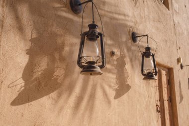 Dubai 'deki eski tarihi bölge. Doğu Arapça eski cam kolye lambaları. Renkli Arapça hediyelik eşya dükkanında..