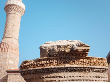 Antalya 'nın dar sokaklarını yakalayan bir dizi fotoğraf. Her sokak tarih ve cazibeyle dolu.