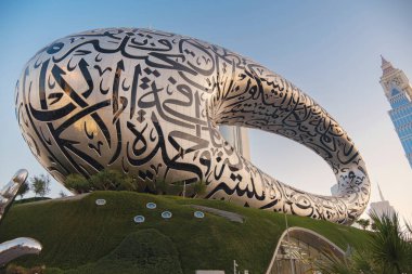 Dubai, BAE - 16 Ocak 2024: Şeyh zayed yolundan Geleceğin Dubai Müzesi. Modern fütüristik müze mimar Shaun Killa tarafından tasarlandı. Şehir manzarası silüeti.