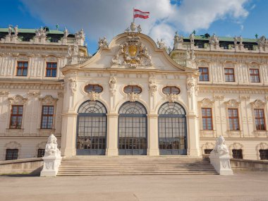 Wien, Avusturya - 28 Temmuz 2023: güneşli yaz gününde Belvedere Sarayı. Barok, Aşağı Belvedere 'in heykelleri ve levrekleriyle dolu güzel bir cephe..