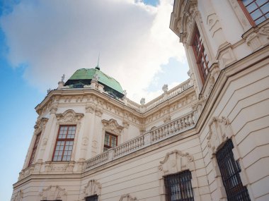 Wien, Avusturya - 28 Temmuz 2023: güneşli yaz gününde Belvedere Sarayı. Barok, Aşağı Belvedere 'in heykelleri ve levrekleriyle dolu güzel bir cephe..