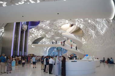 Dubai, BAE - 16 Ocak 2024: Geleceğin Müzesine Giriş, spiral merdivenler ve turistlerle iç mekan.