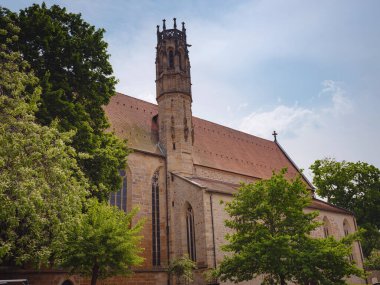 Avrupa 'ya bahar gezisi. Seyahat ve Alman turistik yerleri. Erfurt 'ta bir yerlerde ilginç antik kuleler ve ortaçağ evlerinin cepheleri