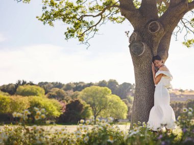 Beyaz elbiseli güzel Asyalı genç kadın. Rodos Akropolü. Stadyum ve tiyatro gibi çeşitli binalarla antik yerleşim yerlerinin ünlü kalıntıları..