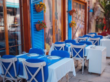 Antalya Türkiye 'nin deniz tarzında eski bir kafe. Eski şehrin yaya caddesinde otantik bir kafe..