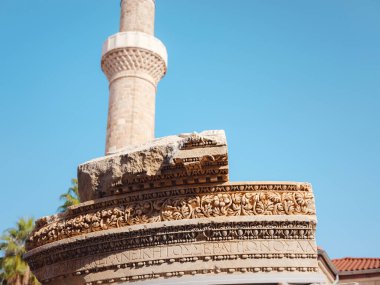 Antalya 'nın dar sokaklarını yakalayan bir dizi fotoğraf. Her sokak tarih ve cazibeyle dolu.