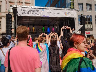 Prag, Çek Cumhuriyeti - 12 Ağustos 2023: Prag Onur Festivali Geçidi. Festivalin ana sahnesi ve seyircileri, Laura Pergolizzi veya LP sahnede