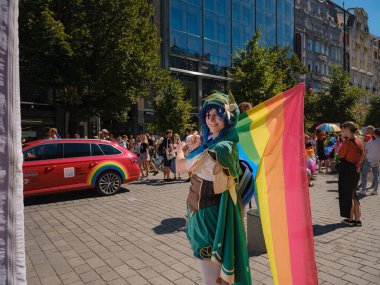 Prag, Çek Cumhuriyeti - 12 Ağustos 2023: Prag Onur Festivali Geçidi. Gökkuşağı ve diğer LGBTQ özellikleri ile parlak ve mutlu geçit ziyaretçileri