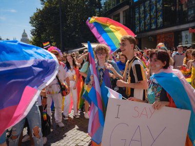 Prag, Çek Cumhuriyeti - 12 Ağustos 2023: Prag Onur Festivali Geçidi. Gökkuşağı ve diğer LGBTQ özellikleri ile parlak ve mutlu geçit ziyaretçileri