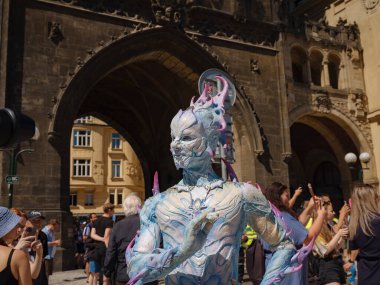 Prag, Çek Cumhuriyeti - 12 Ağustos 2023: Eski şehir merkezinde gurur ayı. Prag Onur Festivali Geçidi. Festivale farklı kostümlerle katılanlar, törenin başlangıcı