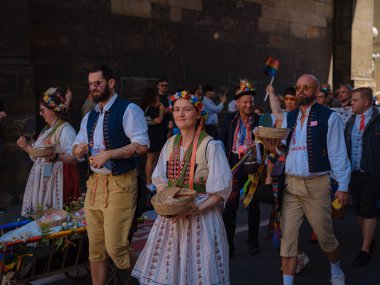 Prag, Çek Cumhuriyeti - 12 Ağustos 2023: Eski şehir merkezinde gurur ayı. Ulusal Çek kostümlü güzel insanlar