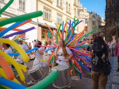 Prag, Çek Cumhuriyeti - 12 Ağustos 2023: Prag Onur Festivali Geçidi. Gey gururu sırasında renkli balonları olan kadınlar ve erkekler müzik enstrümanları çalıyor
