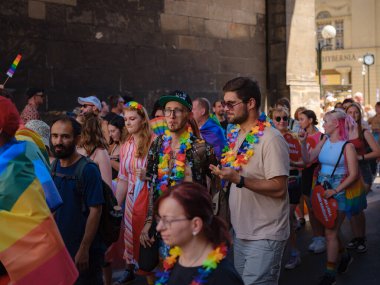 Prag, Çek Cumhuriyeti - 12 Ağustos 2023: Prag Onur Festivali Geçidi. Prag tarihi merkezindeki en eski şehir kapılarından biri olan Ortaçağ Toz Kulesi 'ndeki geçit töreninin başlangıcı.