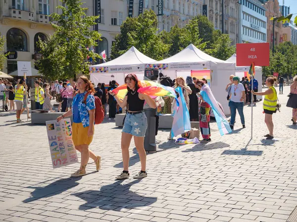 Prag, Çek Cumhuriyeti - 12 Ağustos 2023: Prag Onur Festivali Geçidi. Gökkuşağı ve diğer LGBTQ özellikleri ile parlak ve mutlu geçit ziyaretçileri