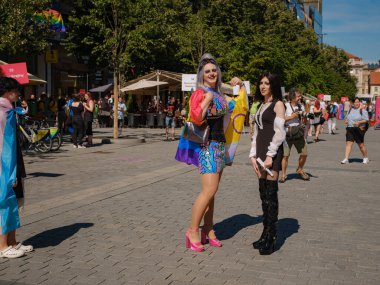 Prag, Çek Cumhuriyeti - 12 Ağustos 2023: Prag Onur Festivali Geçidi. Gökkuşağı ve diğer LGBTQ özellikleri ile parlak ve mutlu geçit ziyaretçileri