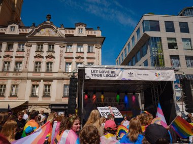 Prag, Çek Cumhuriyeti - 12 Ağustos 2023: Prag Onur Festivali Geçidi. Festivalin ana sahnesi ve seyircileri