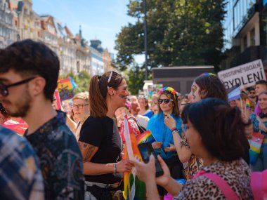 Prag, Çek Cumhuriyeti - 12 Ağustos 2023: Prag Onur Festivali Geçidi. Gökkuşağı ve diğer LGBTQ özellikleri ile parlak ve mutlu geçit ziyaretçileri