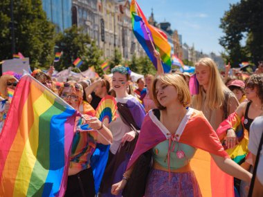 Prag, Çek Cumhuriyeti - 12 Ağustos 2023: Prag Onur Festivali Geçidi. Gökkuşağı ve diğer LGBTQ özellikleri ile parlak ve mutlu geçit ziyaretçileri, kalabalık sahnede performansı seviyor