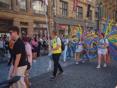 Prag, Çek Cumhuriyeti - 12 Ağustos 2023: Prag Onur Festivali Geçidi. Gey gururu sırasında renkli balonları olan kadınlar ve erkekler müzik enstrümanları çalıyor
